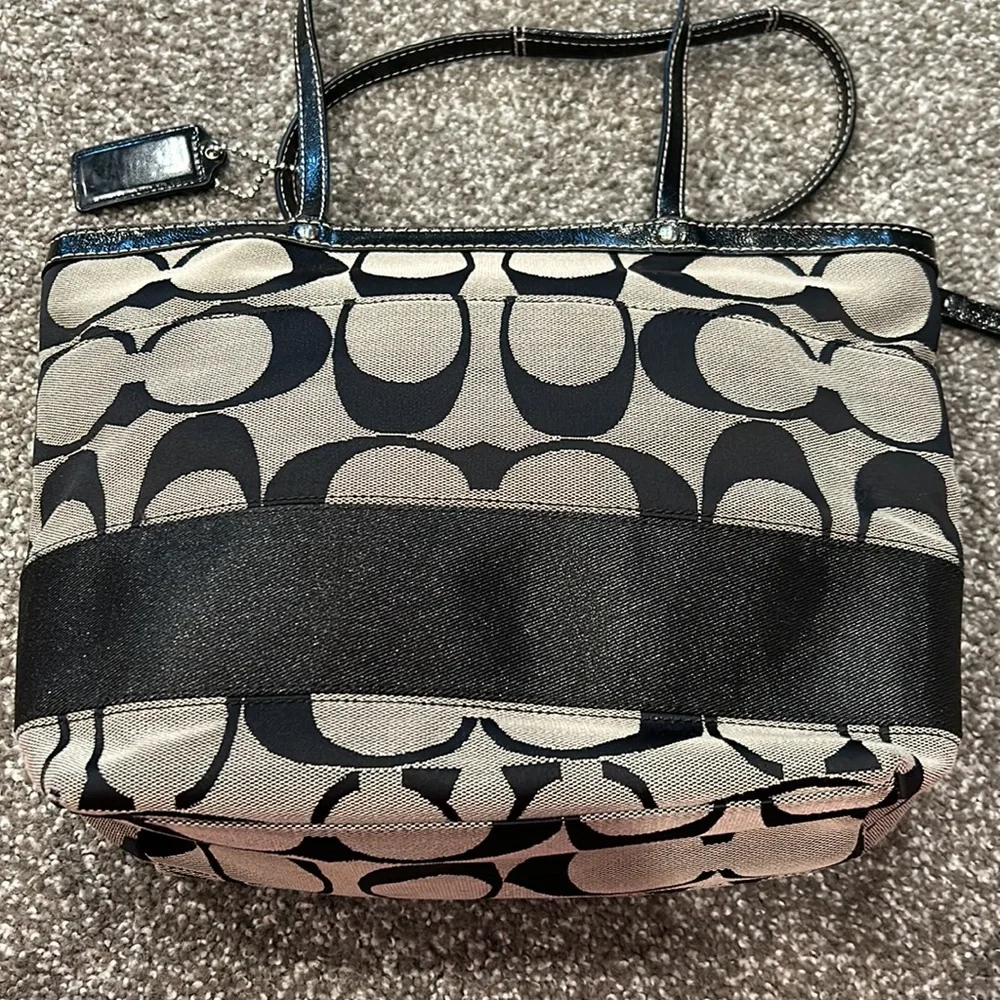 Coach signature jacquard logo stripe handbag purse. Black beige. Patent detail. - Picture 5 of 12